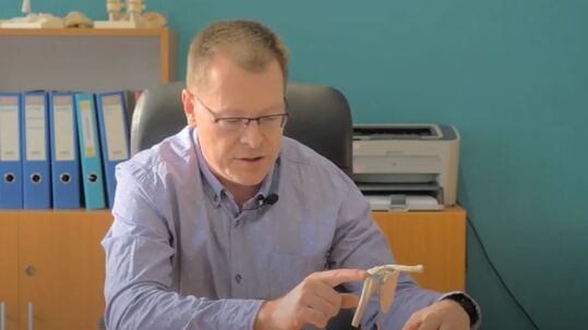 Co se děje v koleni v okamžiku úrazu?