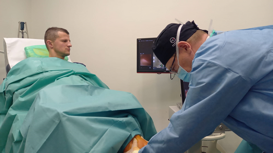 Cesta kamerou uvnitř kolene - reportáž